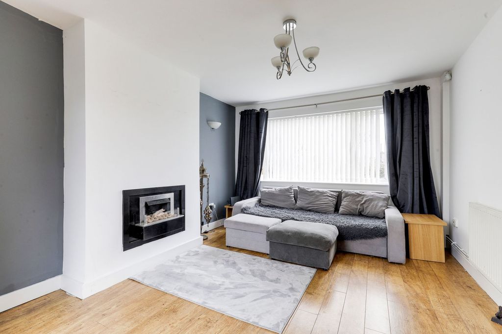 Property photo 2 of 23