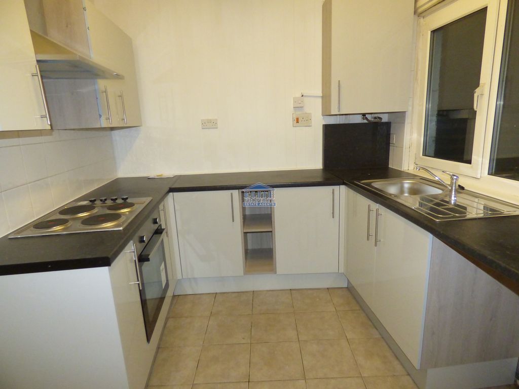 Property photo 2 of 7 Kitchen