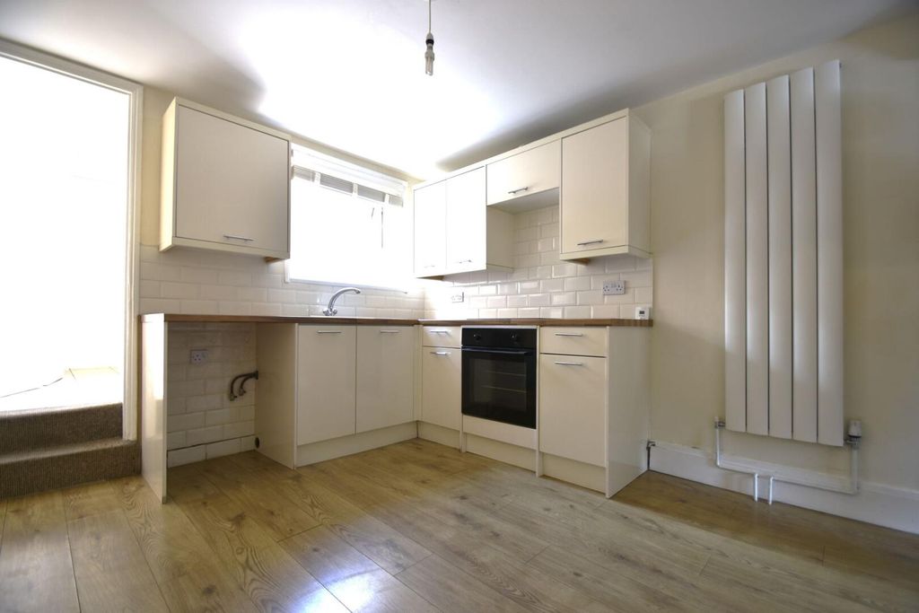 Property photo 3 of 8 Kitchen