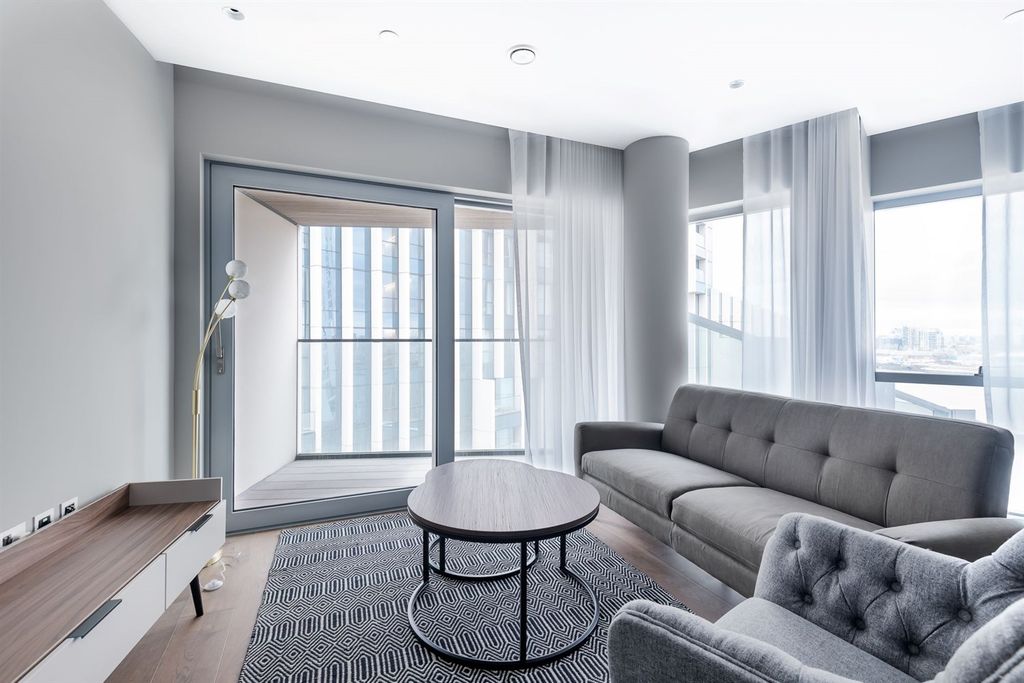 Property photo 2 of 20 Reception