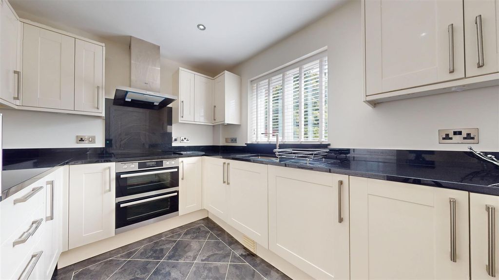 Property photo 3 of 24 Wendover Close Kitchen