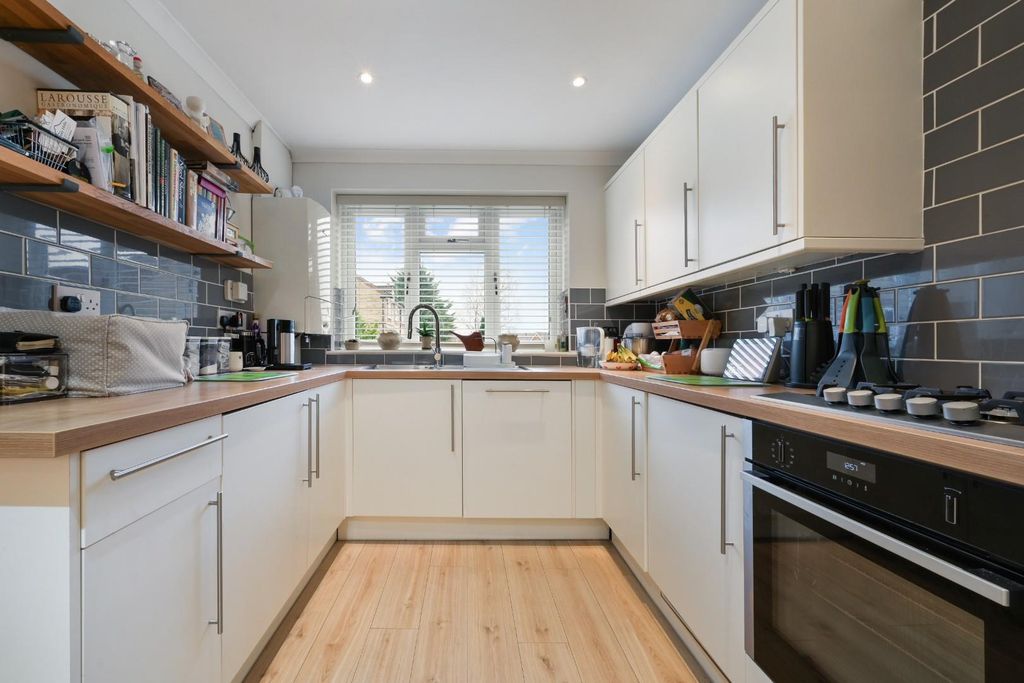 Property photo 2 of 14 Lambert Road