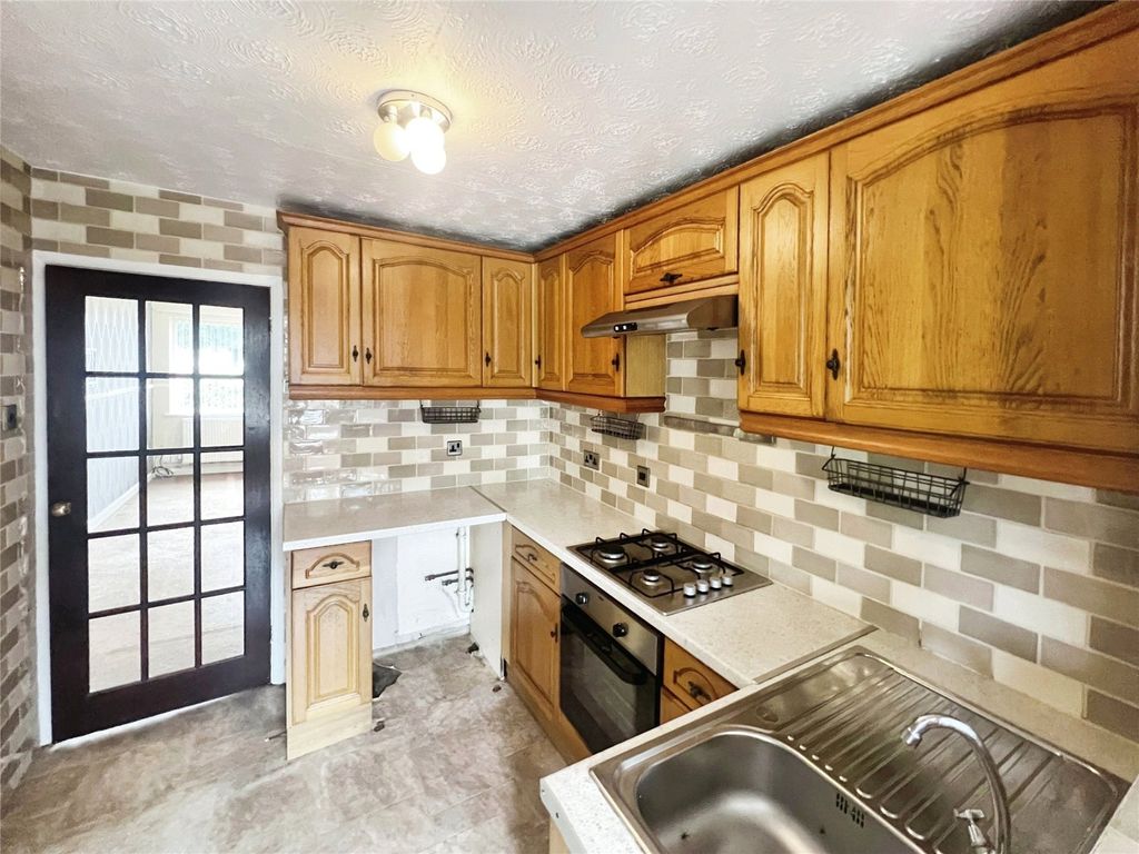 Property photo 3 of 11 Kitchen