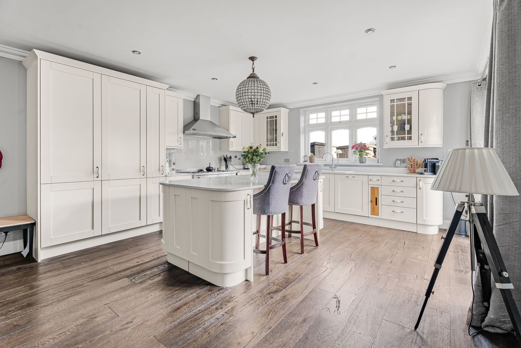 Property photo 3 of 27 Kitchen