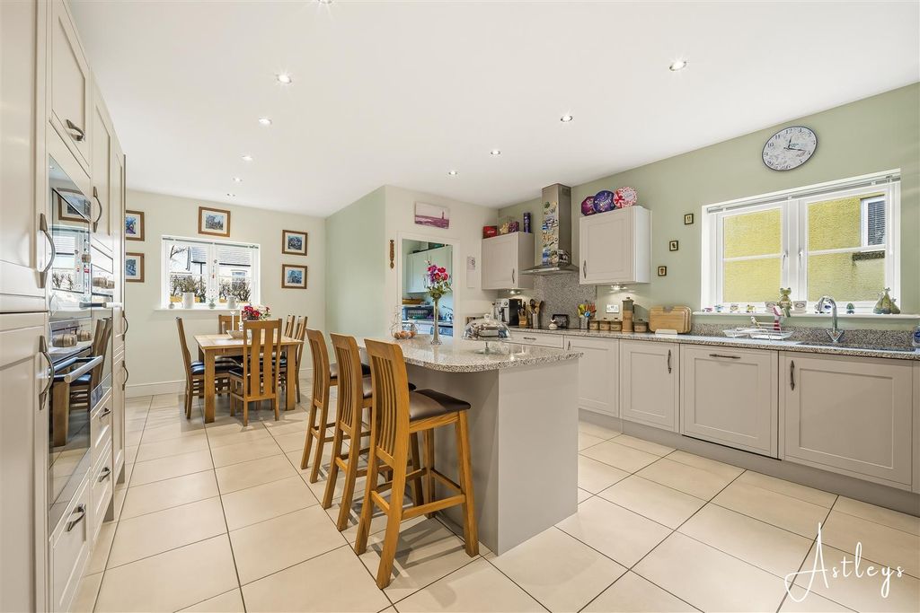 Property photo 2 of 33 Kitchen/Breakfast Room