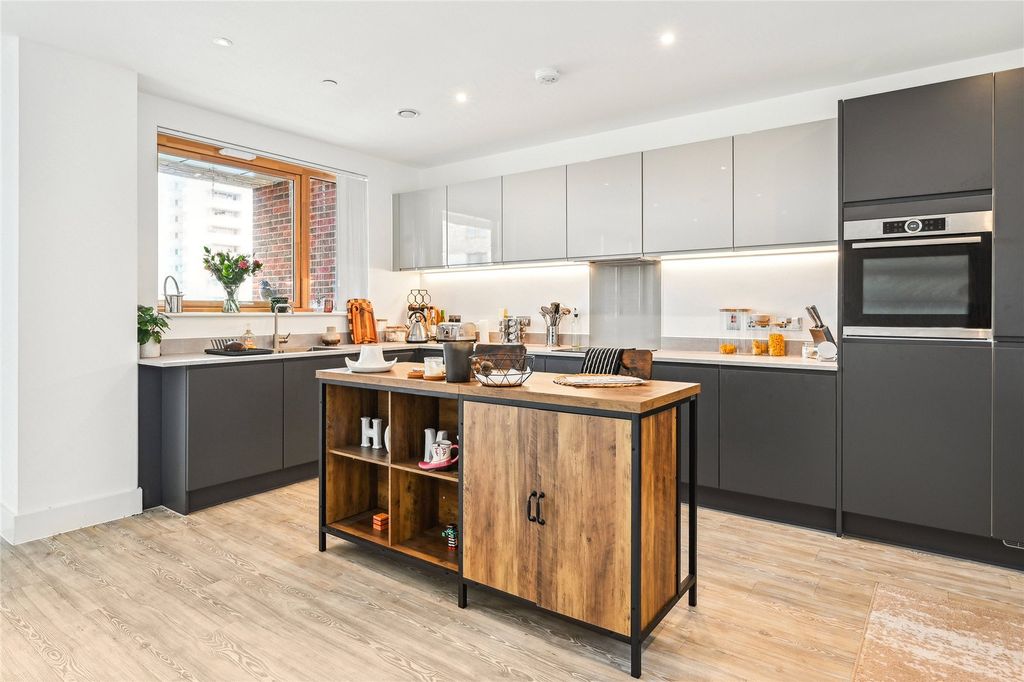 Property photo 1 of 16 Crane Court