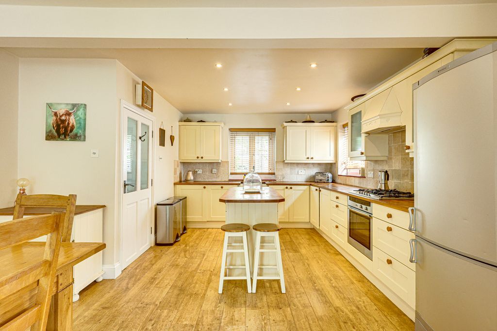 Property photo 2 of 32