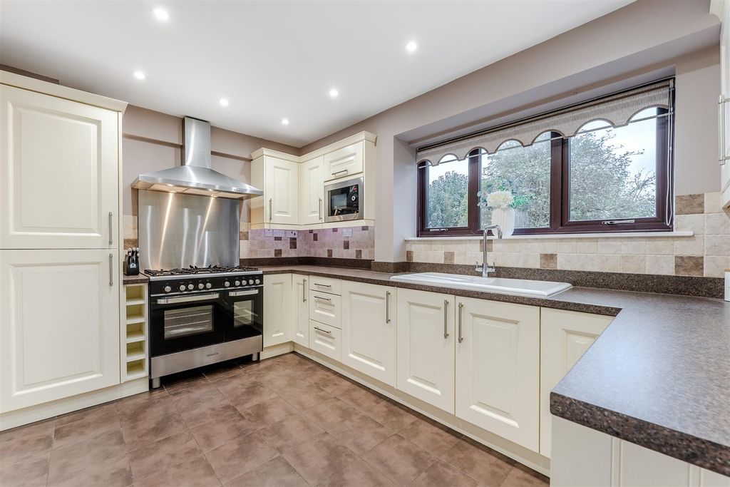 Property photo 3 of 25 Kitchen