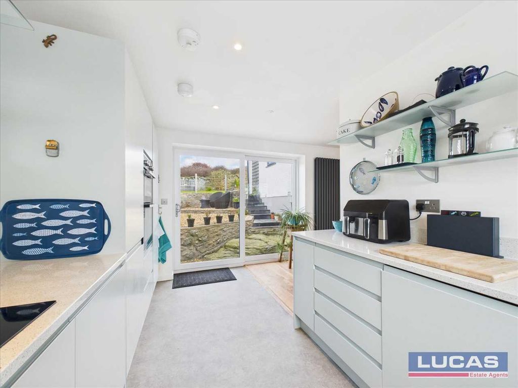 Property photo 3 of 32