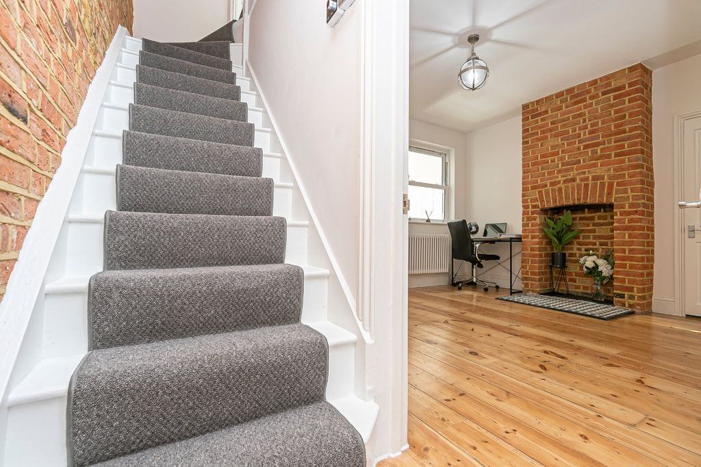 Property photo 3 of 31 Entrance Hallway