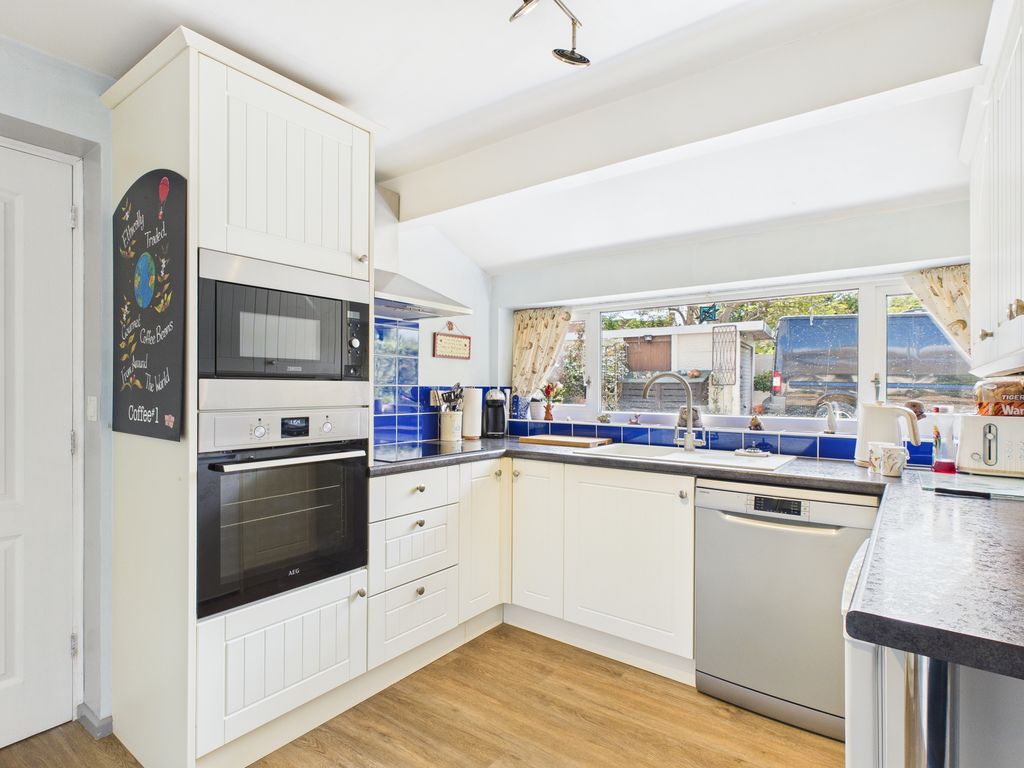 Property photo 3 of 19 Kitchen