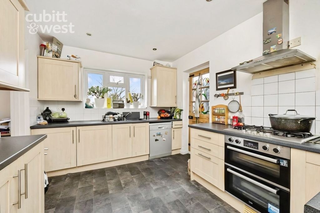 Property photo 3 of 19 Kitchen