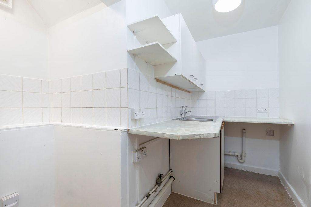 Property photo 3 of 8 Flat 2, Eaton House-04