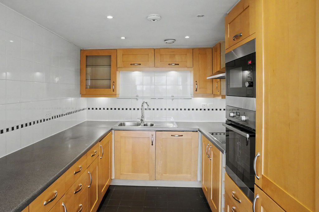 Property photo 2 of 18 Flat 20, 532 Chiswick High Road, Chiswick, London W4 5Rg