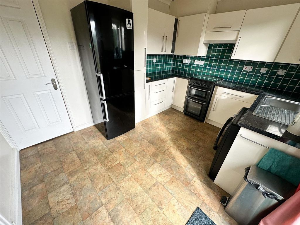 Property photo 3 of 8 Kitchen/Dining Room
