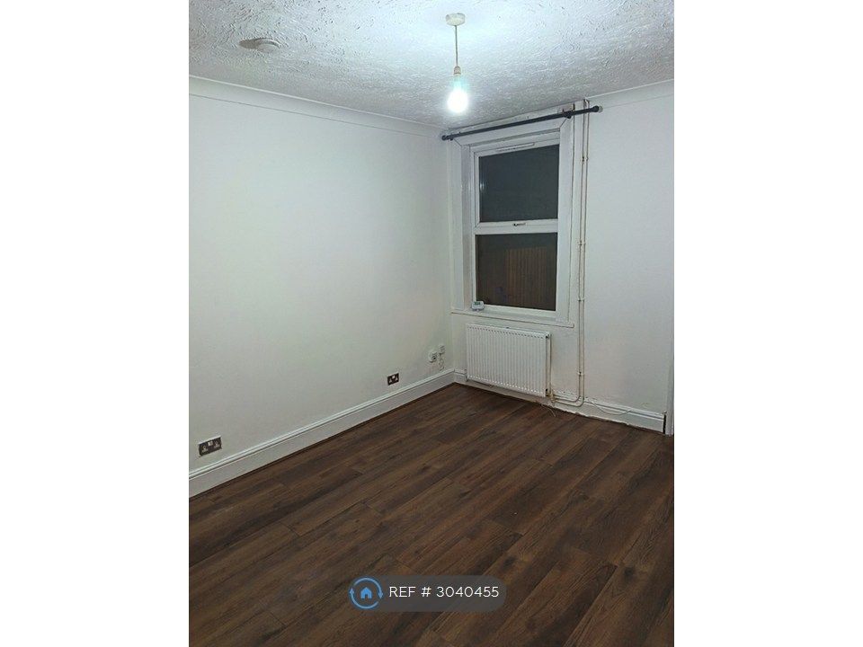 Property photo 3 of 10 Living Room