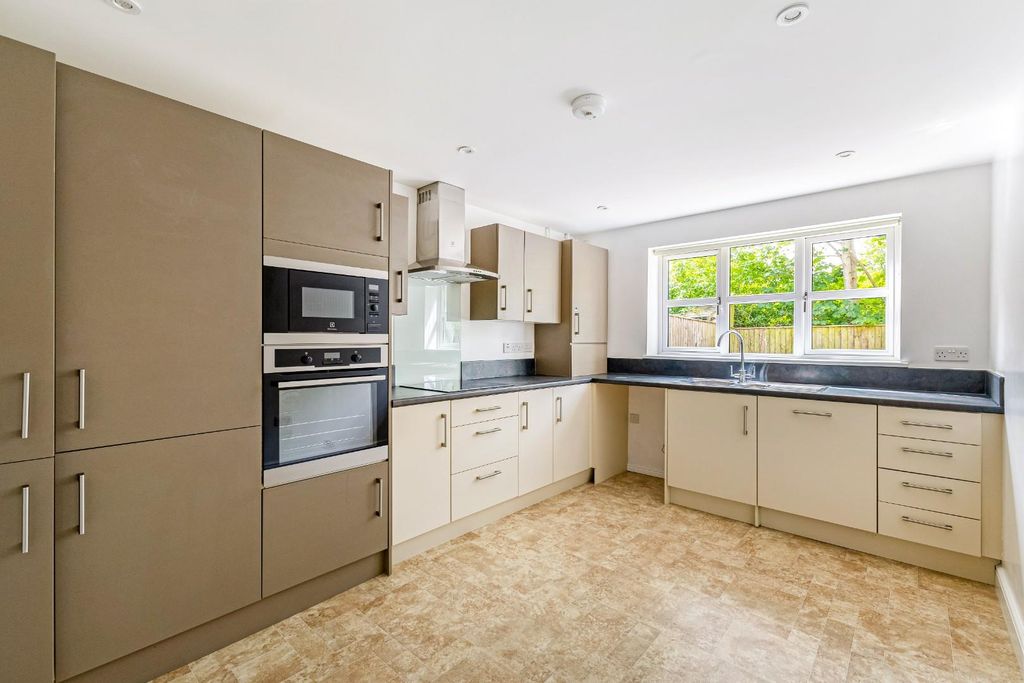 Property photo 3 of 20 Kitchen / Breakfast Room