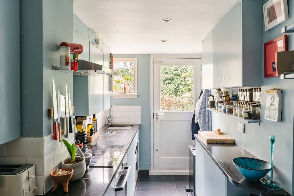 Property photo 2 of 12 Amhurst Road E8