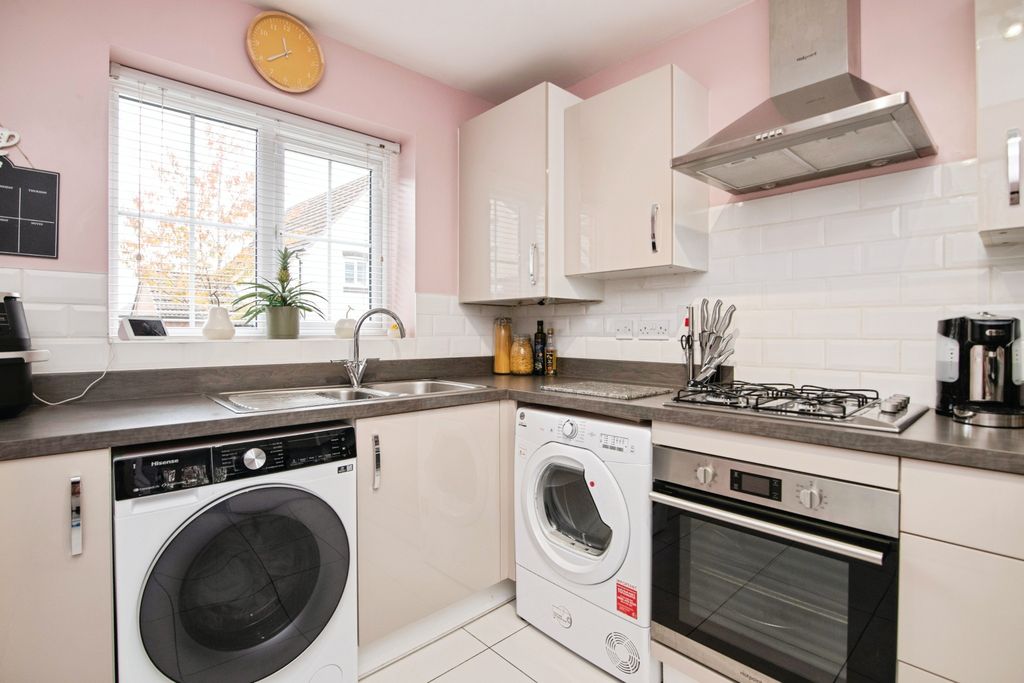 Property photo 3 of 18 Kitchen