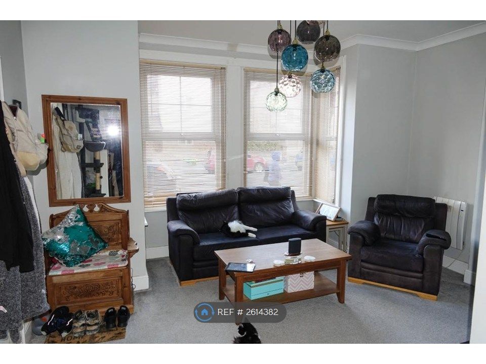 Property photo 3 of 6 Lounge