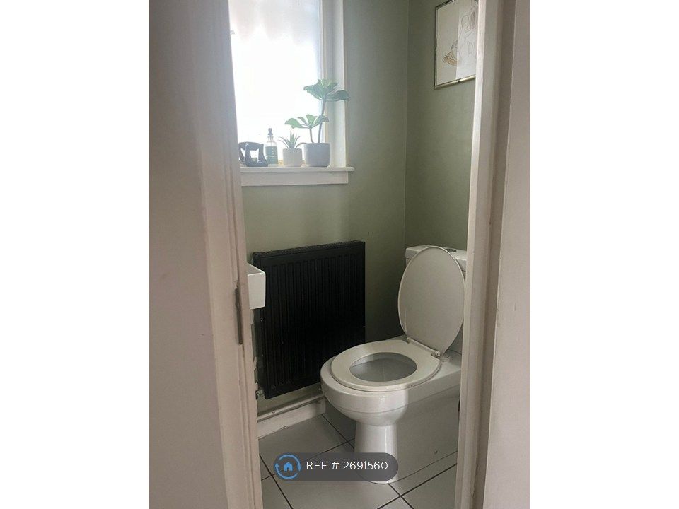 Property photo 3 of 9 Toilet