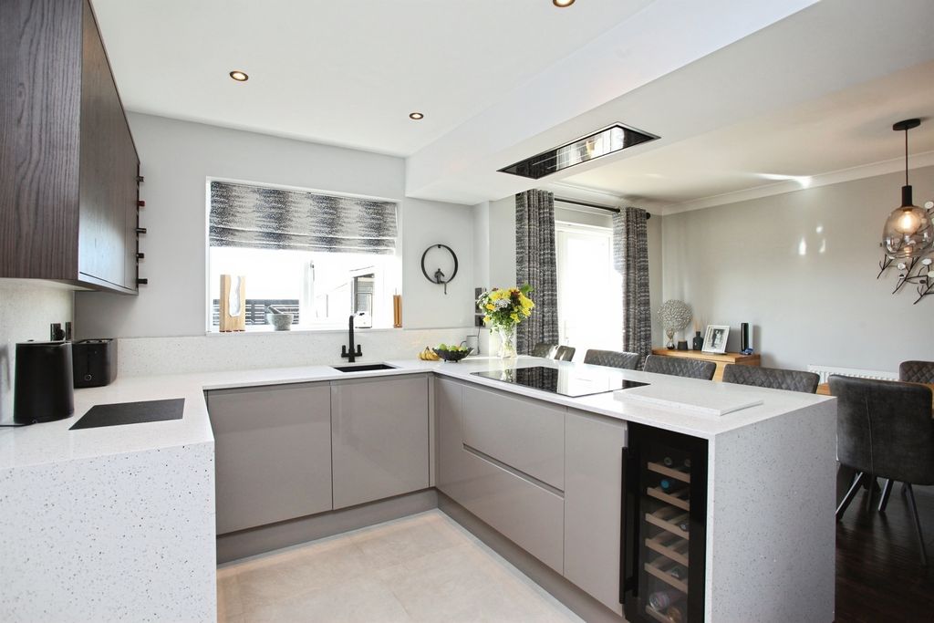 Property photo 3 of 27