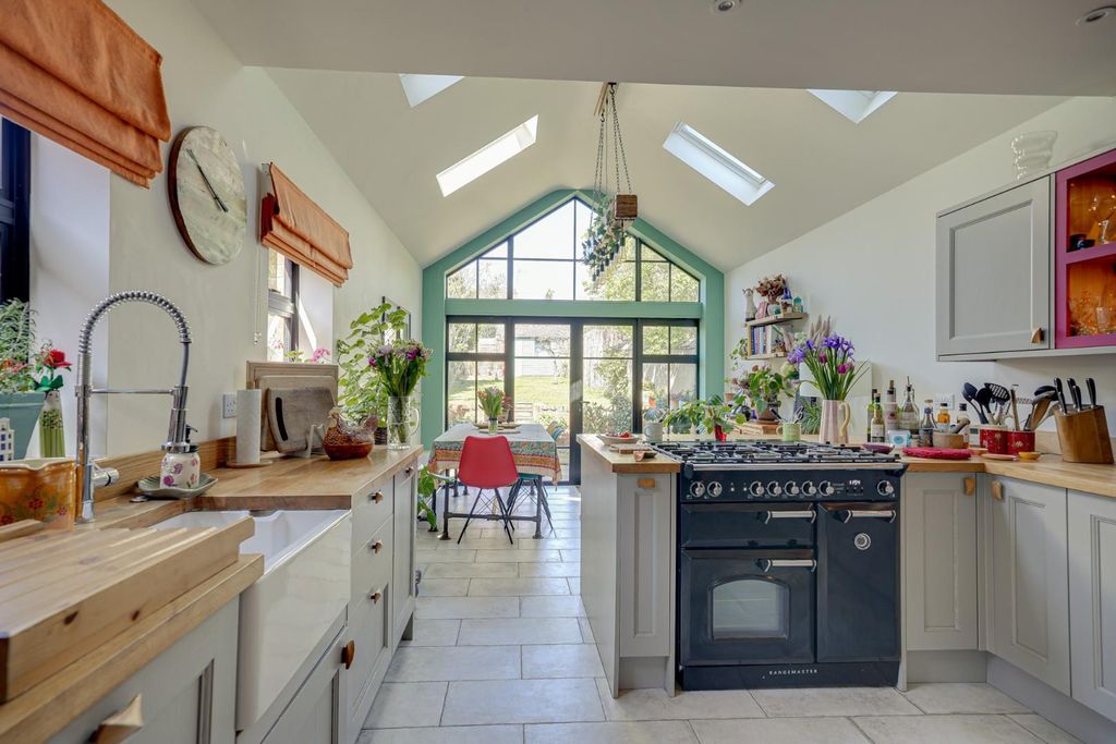 Property photo 3 of 31