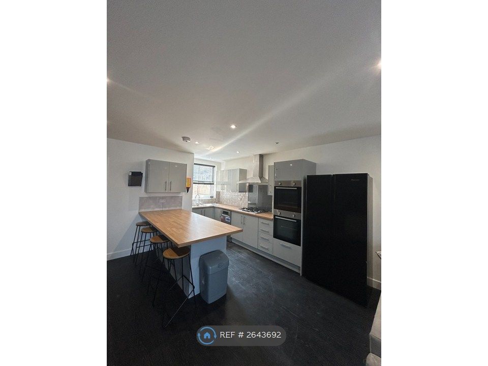 Property photo 2 of 18 Communal Kitchen