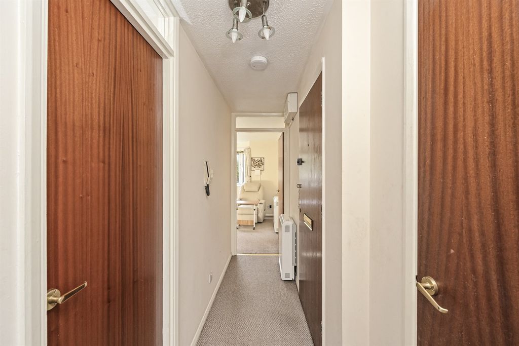 Property photo 2 of 7 Hallway