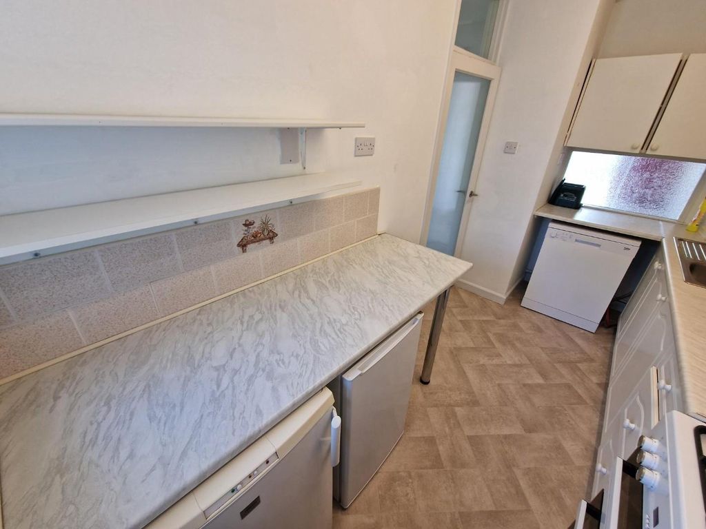 Property photo 3 of 8 Kitchen