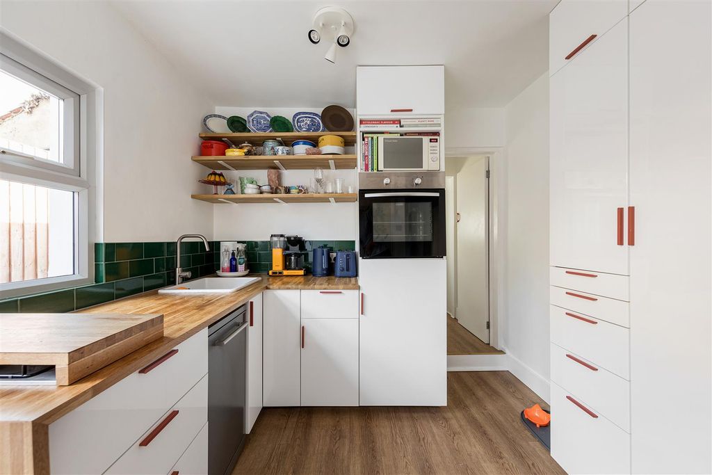 Property photo 3 of 24 Glenthorne Road, E17