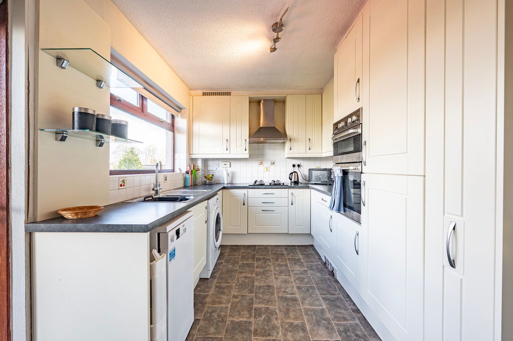 Property photo 3 of 31