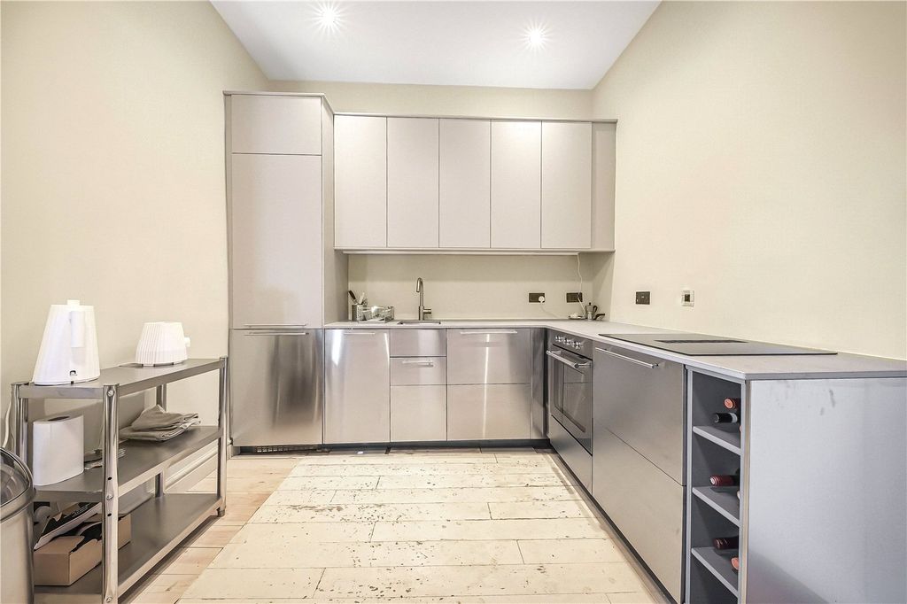 Property photo 2 of 11 Kitchen / Reception