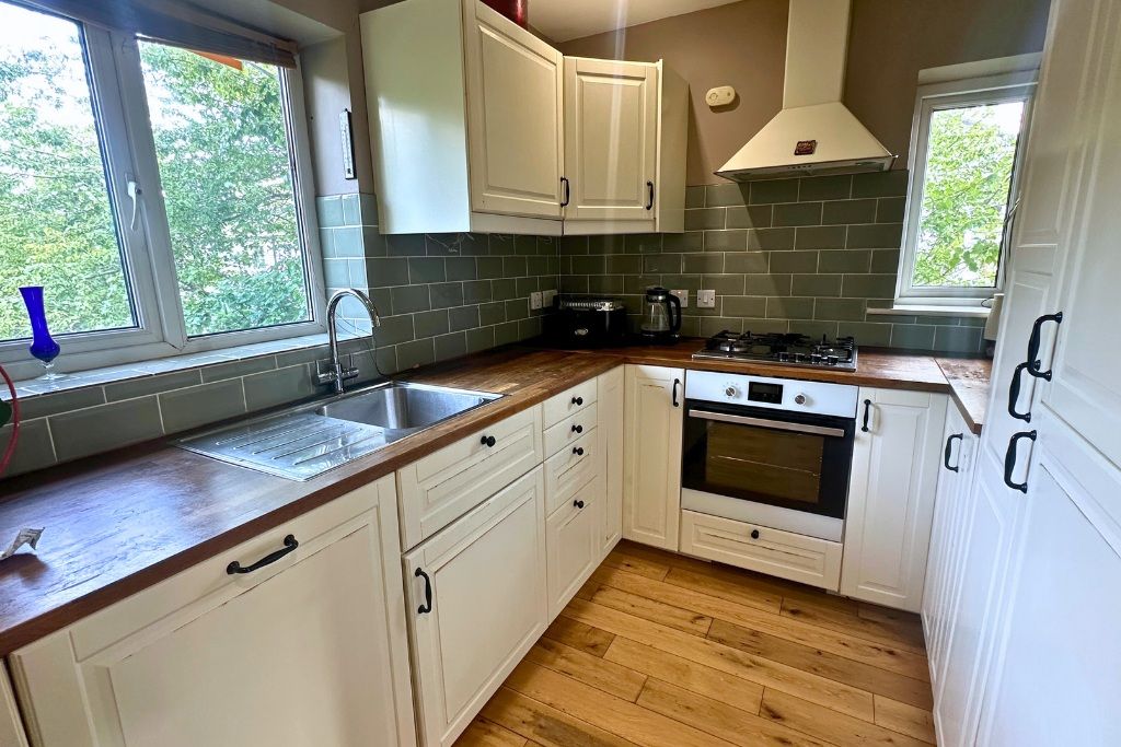 Property photo 2 of 9 Kitchen