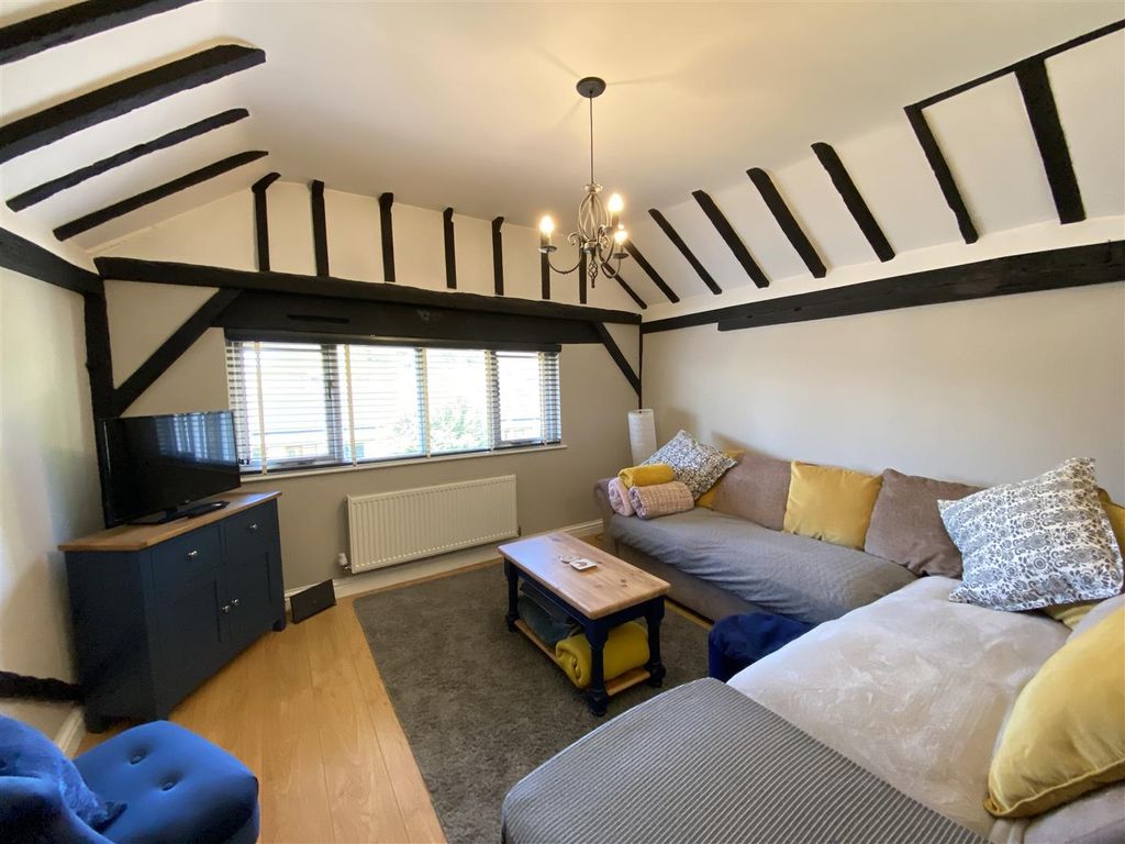 Property photo 3 of 8 Lounge