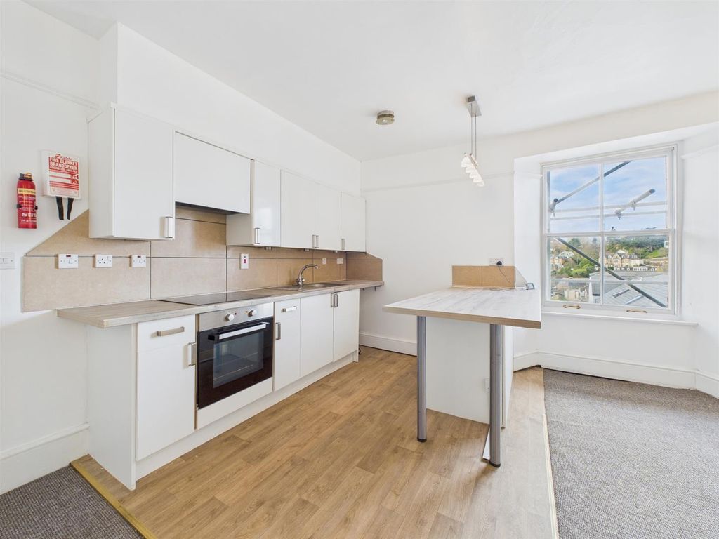 Property photo 3 of 7 Kitchen