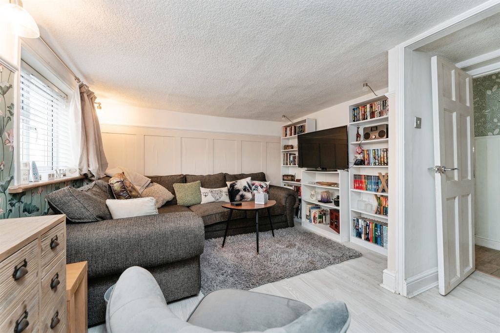 Property photo 3 of 13 Lounge