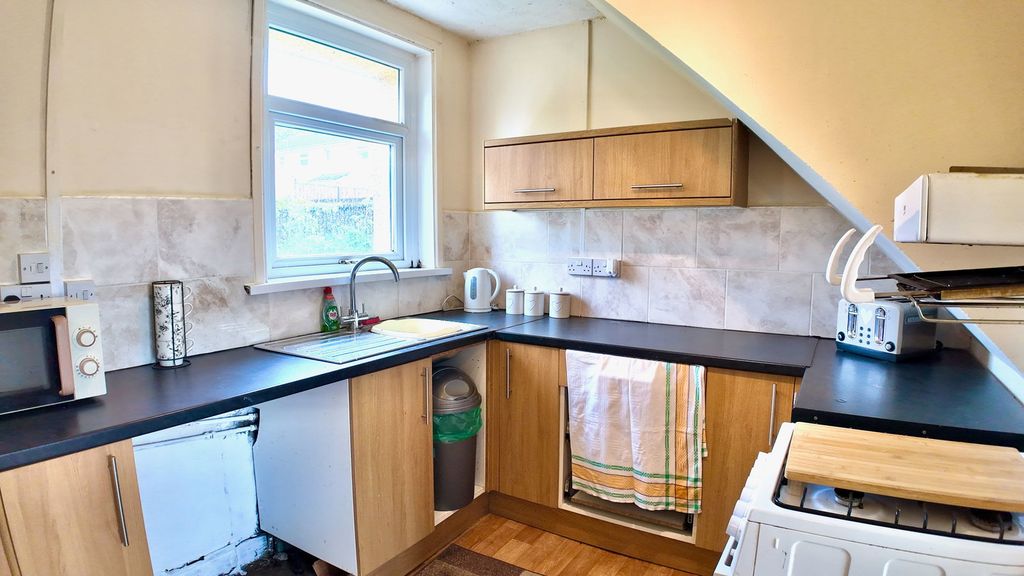 Property photo 2 of 27
