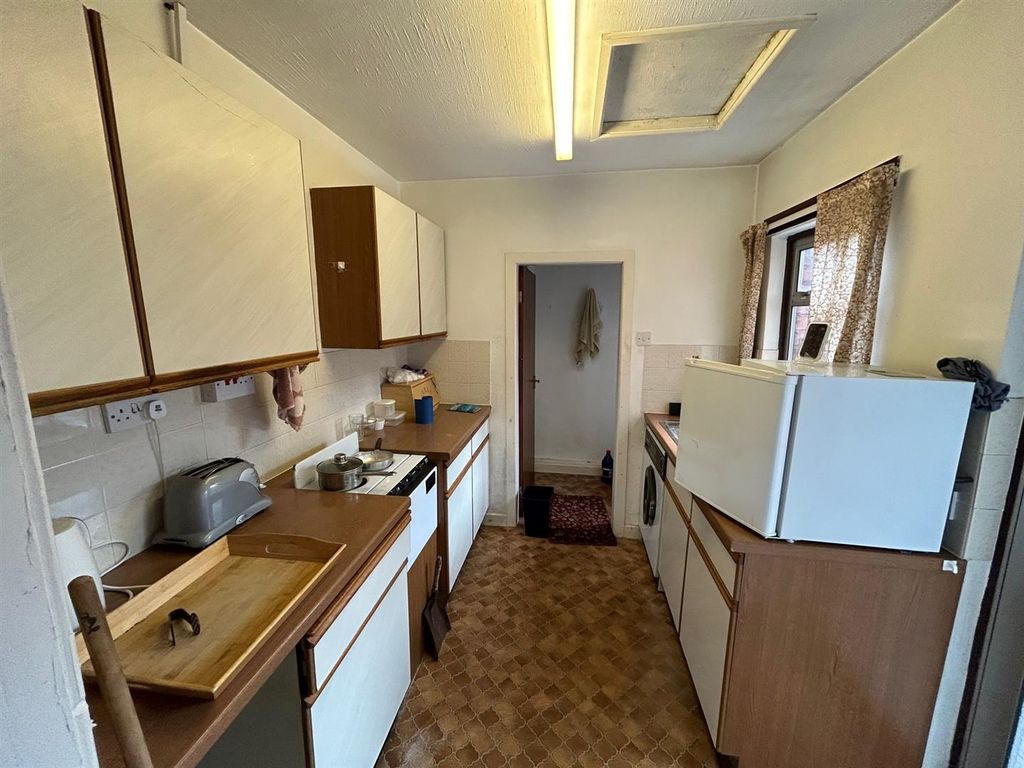 Property photo 3 of 8 Kitchen.Jpg