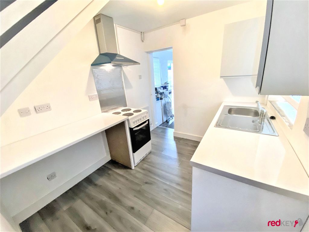 Property photo 3 of 6 Kitchen