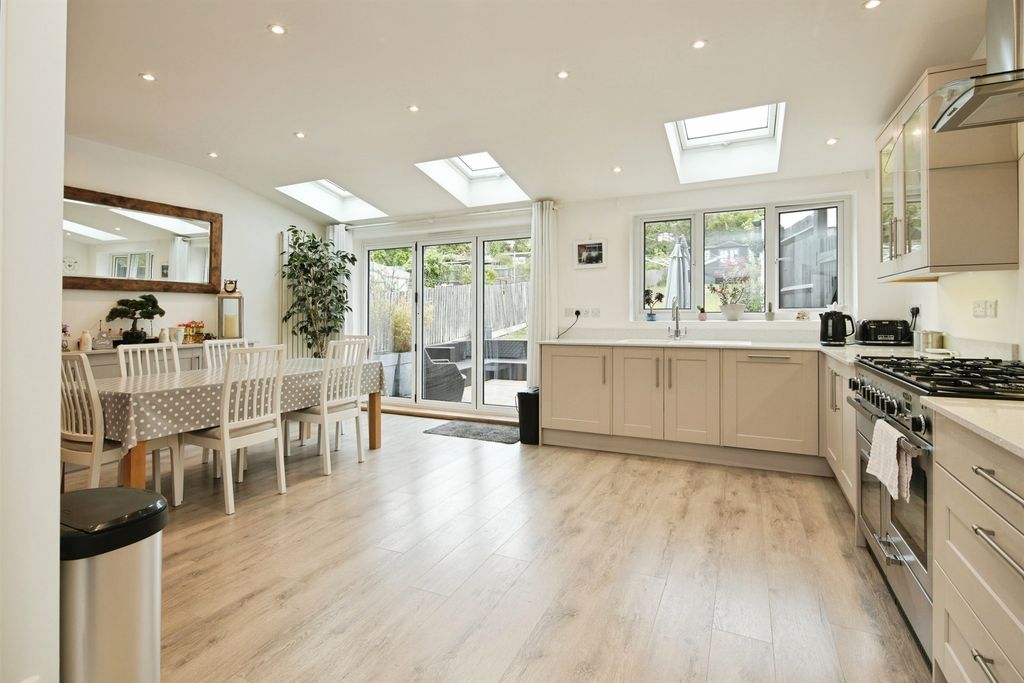 Property photo 1 of 32