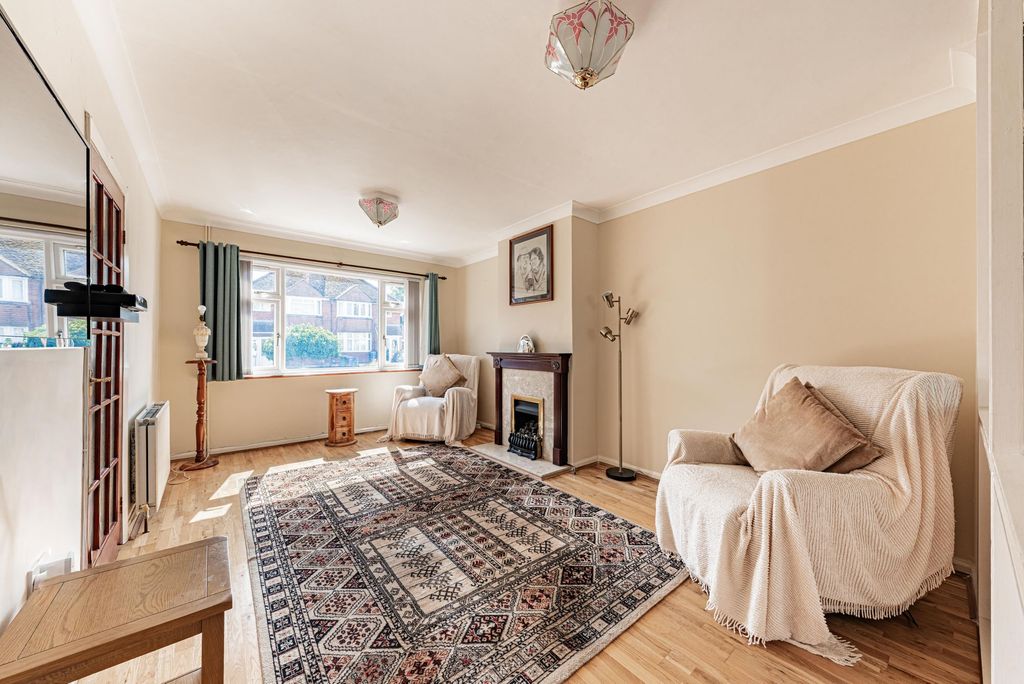 Property photo 2 of 26 Living Room (1)