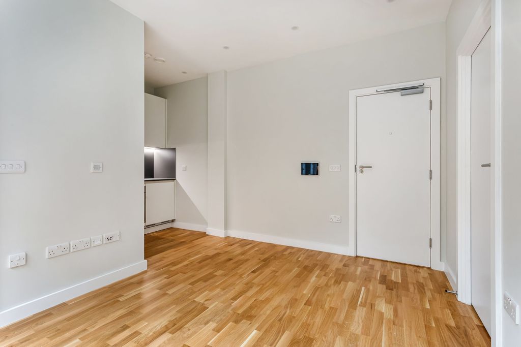 Property photo 3 of 13 Lounge