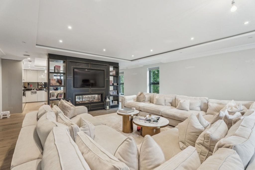 Property photo 3 of 15 Lounge