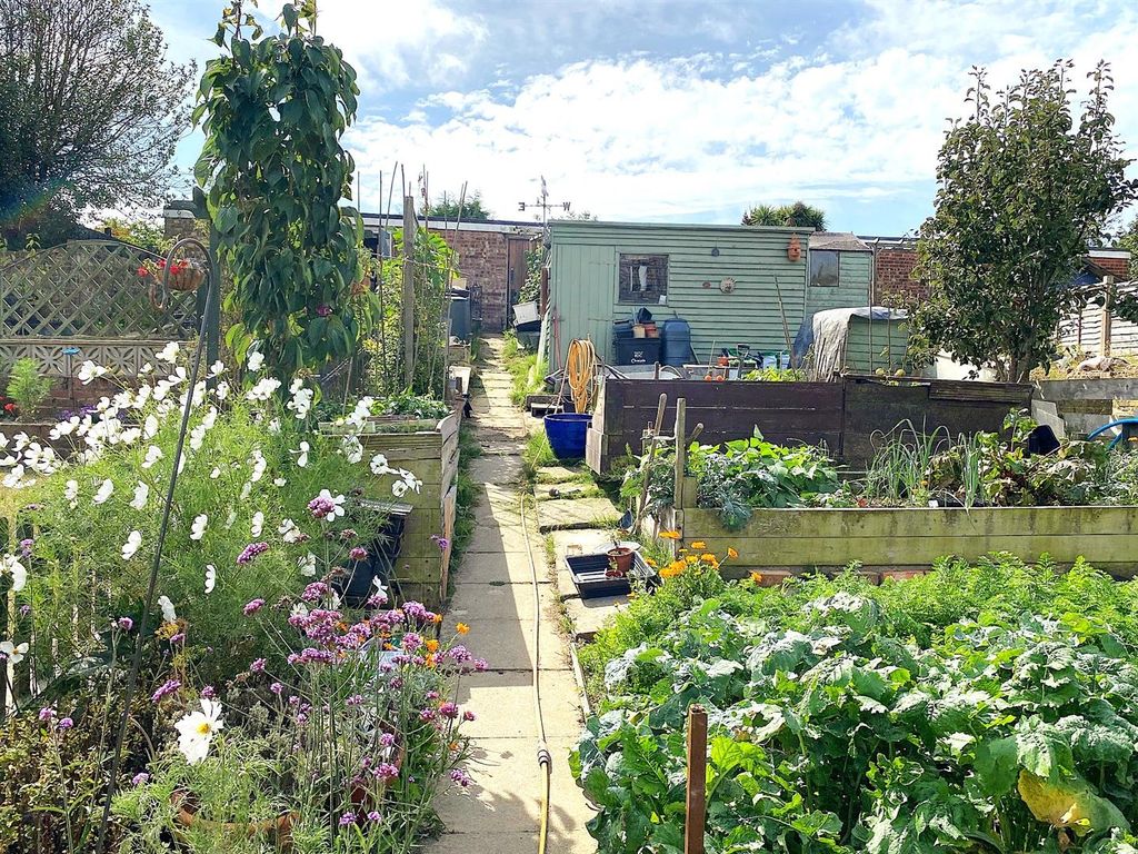 Property photo 2 of 19 5 Lullington Close - Garden3.Jpg