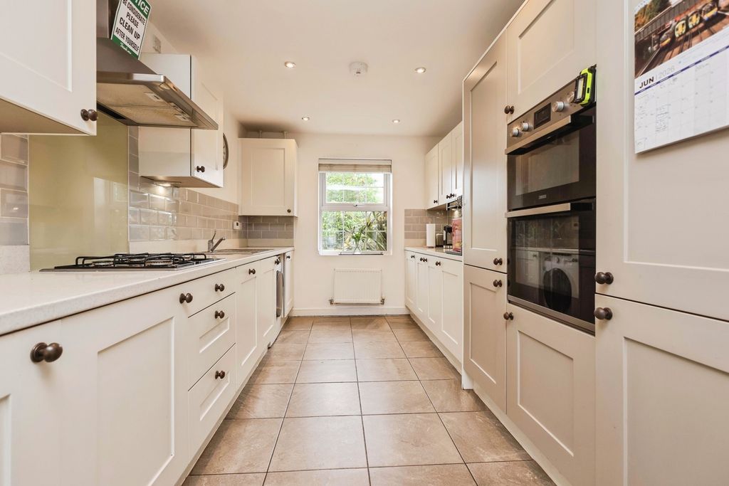 Property photo 3 of 19 Kitchen