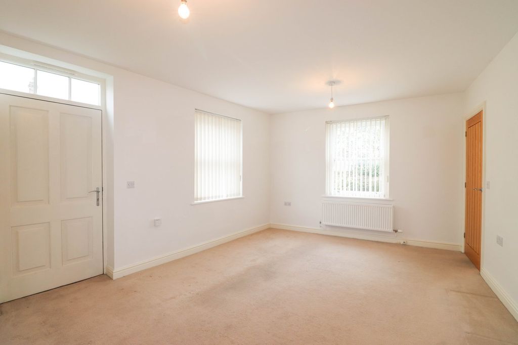 Property photo 3 of 18 Lounge