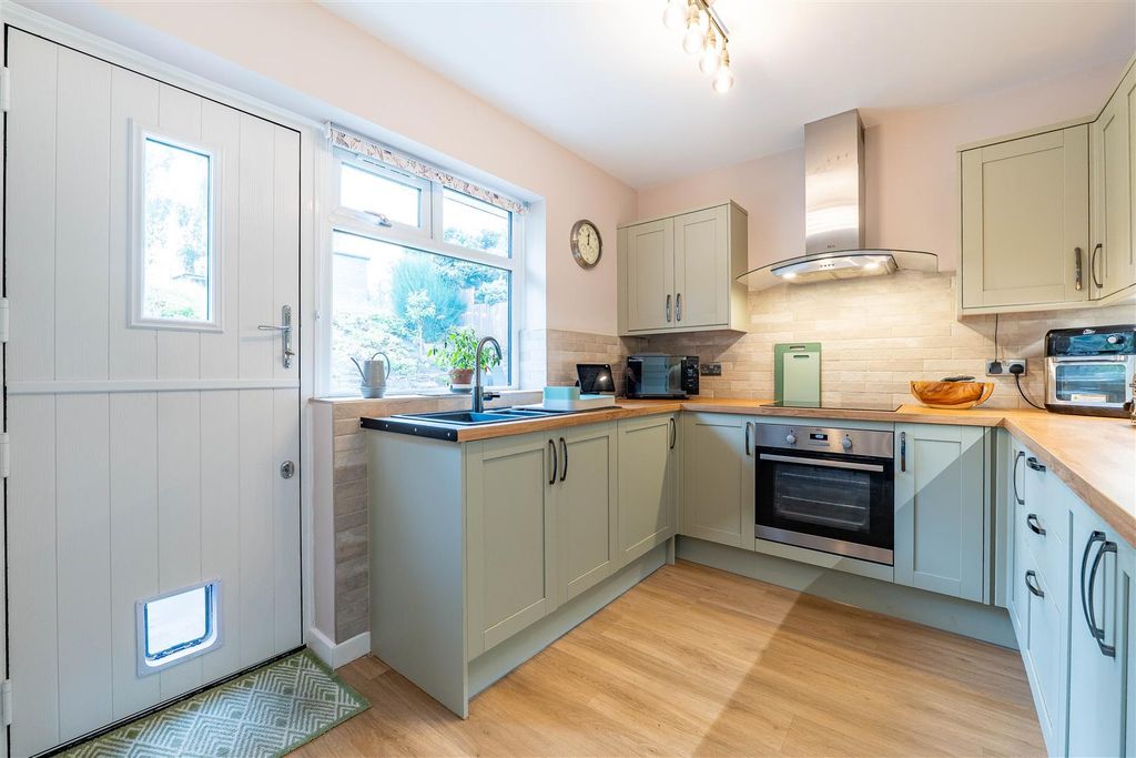 Property photo 3 of 31 Kitchen