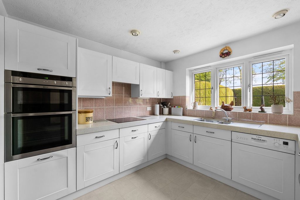 Property photo 2 of 28