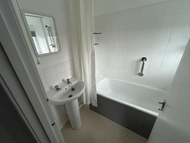Property photo 2 of 6 Bedroom